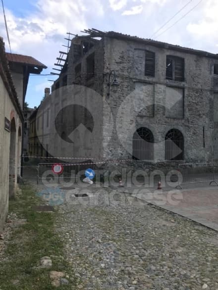 BORGOFRANCO D'IVREA - Crolla il tetto dell'ex birrificio, paura ai Balmetti - FOTO