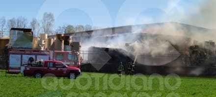 FRONT CANAVESE - Vasto incendio nel deposito alle spalle della cartiera - FOTO E VIDEO