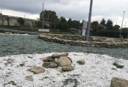 CUORGNE' - Un pene sulla rotonda: il sindaco cancella l'opera - FOTO