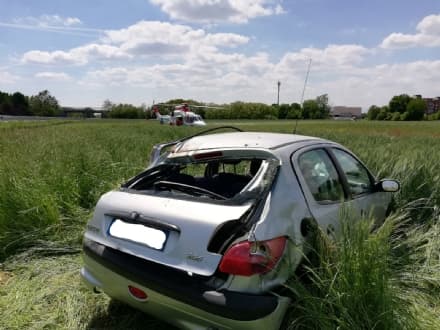 VOLPIANO - Incidente stradale sulla Torino-Aosta. Auto si ribalta e finisce in mezzo ai prati: due feriti - FOTO