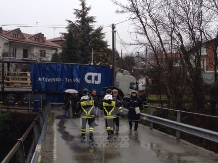 RIVARA - Tradito dal navigatore, camion resta incastrato - FOTO