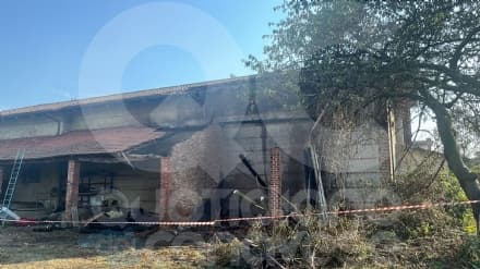 CASELLE - Incendio in cascina, pronto intervento dei pompieri