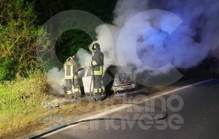 FRONT CANAVESE - Auto distrutta dalle fiamme, intervento dei vigili del fuoco di Rivarolo - FOTO