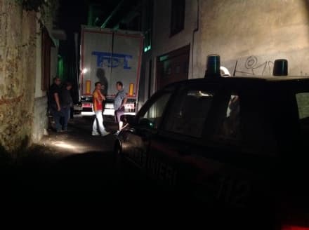FAVRIA - Camion abbatte un balcone e resta incastrato tra le case del centro - FOTO e VIDEO