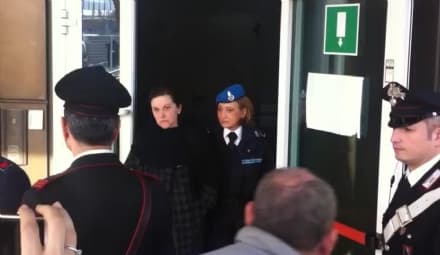 OMICIDIO DI CASTELLAMONTE - Il dolore dei genitori: «Ce l'hanno uccisa di nuovo». Urla contro la madre di Gabriele - VIDEO