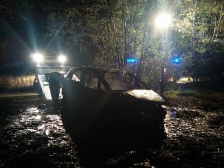 FELETTO - Auto rubata e data alle fiamme in campagna - FOTO