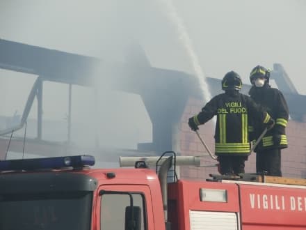 BUROLO - Incendio doloso devasta il magazzino del campo di calcio