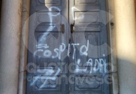 FAVRIA - Svastiche e scritte contro il Pd e l'anarchico Alfredo Cospito: vandalizzato anche il castello - FOTO