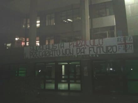 IVREA - Striscione sulla sede di Comdata contro i sindacati: dura reazione di Rifondazione Comunista