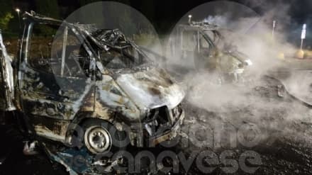 BRANDIZZO - Furioso incendio devasta due camper e un'auto in via Impastato: indagini in corso