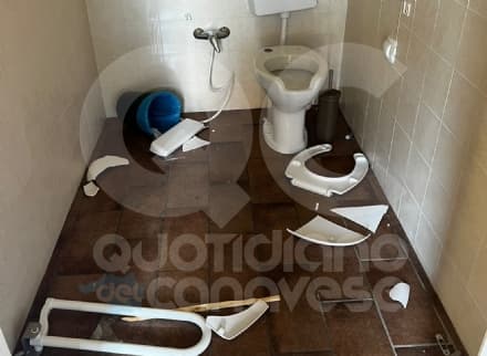 AGLIE' - Vandali sfasciano i bagni di piazza Castello appena ristrutturati dal Comune - FOTO