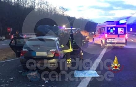 IVREA-SANTHIA' - Muore una donna di Ivrea nello scontro tra un'auto, un furgone e un camion sulla bretella autostradale - FOTO