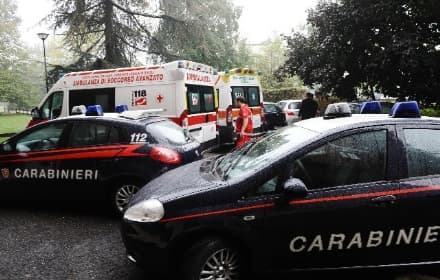 CANAVESANA - Uomo si lancia sui binari e muore: ferrovia bloccata