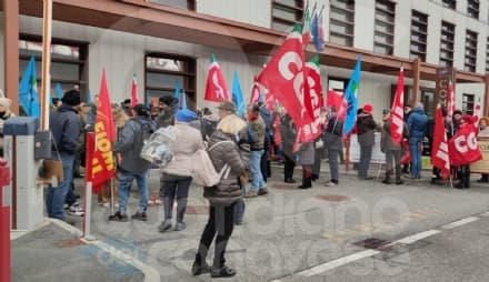 IVREA - Cgil e Uil in piazza davanti al poliambulatorio contro la manovra del Governo Meloni - VIDEO