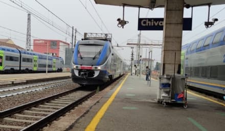 CHIVASSO - A 25 anni tenta il suicidio correndo tra i binari: feriti due agenti della polizia ferroviaria