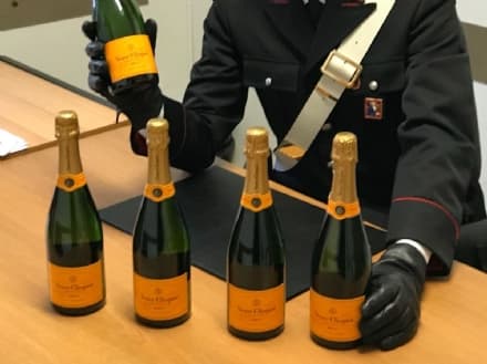 LEINI - Ruba cinque bottiglie di champagne al Pam: arrestata