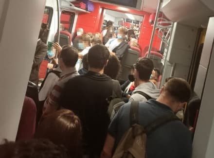 IVREA - Pendolari uno sopra l'altro sul treno per Torino: nessun controllo delle norme anti covid