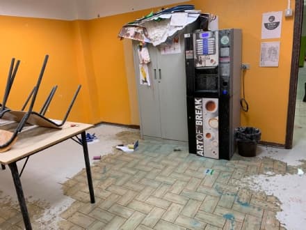 CASCINETTE - Due vandali adolescenti devastano la scuola del paese: quaranta volontari al lavoro per garantire le lezioni - FOTO