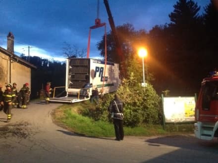 CUORGNÈ - Camion in bilico nella scarpata - FOTO e VIDEO