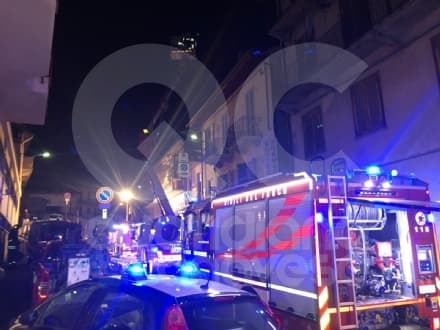 CUORGNE' - Incendio nella notte, paura in una palazzina di via Trieste: salvi tutti i residenti  - FOTO
