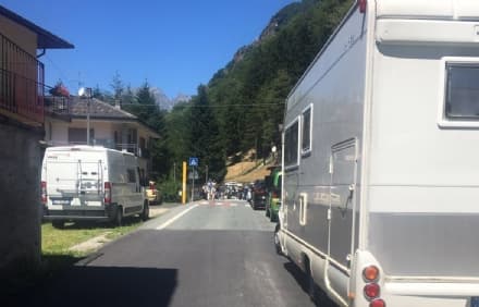 LOCANA - Incidente stradale sulla 460: un motociclista ferito