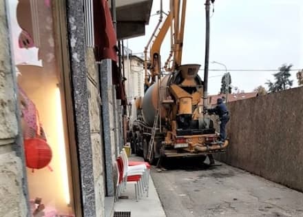 CASTELLAMONTE - Accesso alla scuola bloccato: mamme furenti