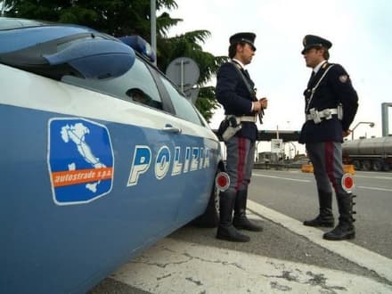 IVREA - Senza benzina sull'autostrada vanno a piedi: multati dalla polizia