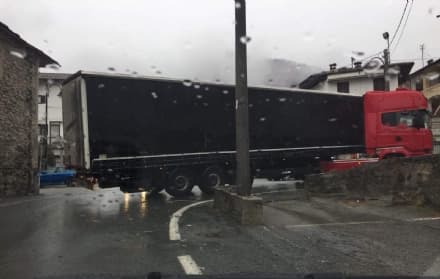 PONT - Viabilità difficile: anche i camion restano incastrati - FOTO