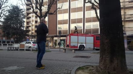 RIVAROLO - Minaccia di buttarsi dalla finestra di casa: forze dell'ordine e pompieri la salvano - FOTO