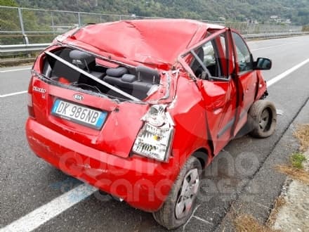 PONT CANAVESE - Ennesimo incidente sulla 460: ragazza ferita dopo lo schianto contro le barriere del viadotto - FOTO
