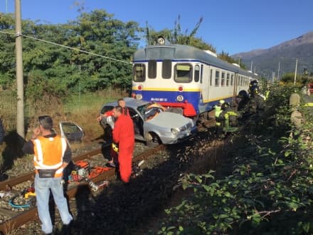 INCIDENTE FERROVIARIO SULLA CANAVESANA - A Valperga treno travolge auto - FOTO E VIDEO
