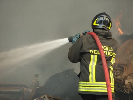 IVREA - In fiamme l'ex convitto di San Giorgio: si sospetta sia opera di vandali