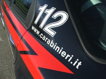 CALUSO - Pestano un 18enne per rubargli il computer: denunciati