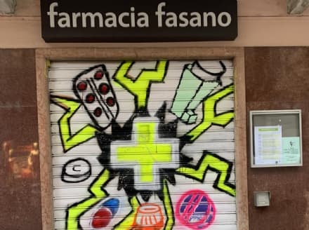 IVREA - Le scritte sulla serranda della farmacia diventano un murales: pace fatta tra titolare e writer - FOTO