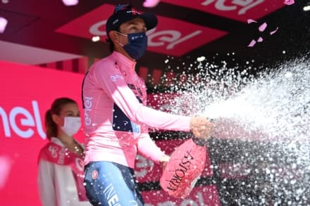GIRO D'ITALIA - Egan Bernal resta maglia Rosa: «Voglio portarla fino a Milano ma la strada è lunga» - FOTO