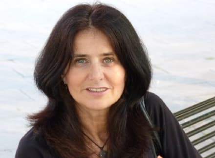 CASTELLAMONTE - Poesia, scuola in pandemia e progetti futuri: la scrittrice Piera Giordano si racconta