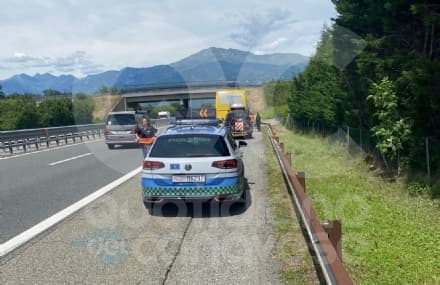 BANCHETTE-IVREA - 50 ragazzi restano a piedi sull'autostrada: la polizia stradale trova un bus per portarli a destinazione - FOTO