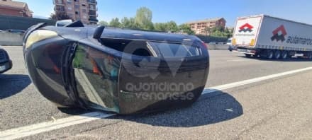 TANGENZIALE TORINO - Auto si ribalta dopo incidente, un uomo ferito: si cercano testimoni dello schianto
