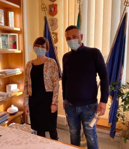 LEINI - Salva una ragazza che rischia di morire: la sindaca di Settimo lo premia