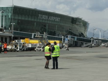 CASELLE - Cosmetici pericolosi sequestrati dalla Finanza