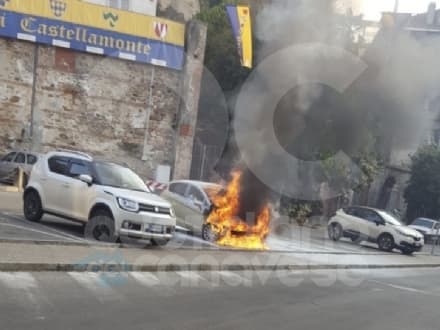 CASTELLAMONTE - Auto prende fuoco sotto palazzo Botton - VIDEO