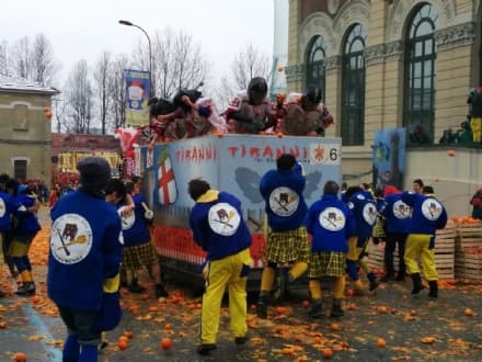 IVREA - Il Carnevale chiude con 440 contusi «causa arance»