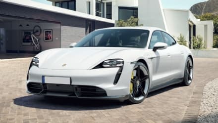 IVREA - Con la Porsche sotto la fontana di Olivetti: la città diventa un set per il servizio fotografico della casa automobilistica tedesca