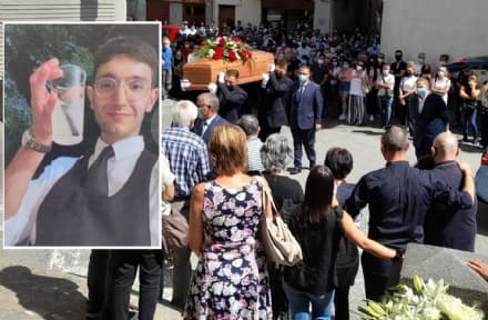 CUORGNE' - Palloncini biancazzurri e una folla commossa per l'ultimo saluto al 19enne Lorenzo Maio - FOTO