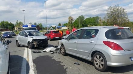 LOMBARDORE - Grave incidente sulla 460: tre auto distrutte, cinque feriti - FOTO