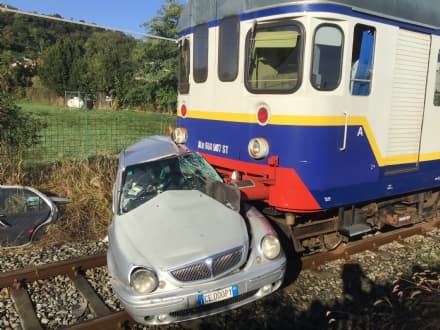 VALPERGA - Incidente ferroviario sulla Canavesana: «Le sbarre erano abbassate quando l'auto si è infilata sui binari» - FOTO e VIDEO