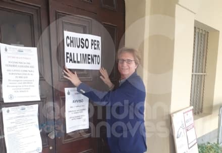 RIVAROLO CANAVESE - Trova il municipio sbarrato e attacca il cartello «Chiuso per fallimento»