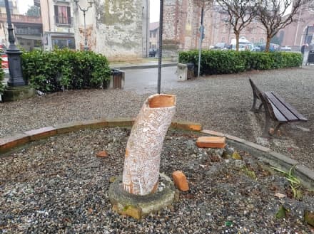 CASTELLAMONTE - Vandali idioti devastano un'opera artistica di Brenno Pesci - FOTO