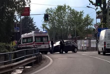 FAVRIA - Incidente all'incrocio: due ragazzi in ospedale