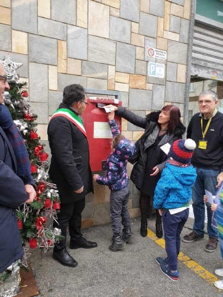 RONDISSONE - Caro Babbo Natale... I bimbi scrivono e imbucano le letterine all'ufficio postale